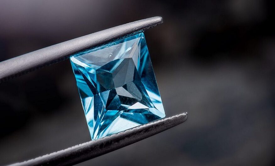 What are the numerous advantages of utilizing the blue topaz gemstone?